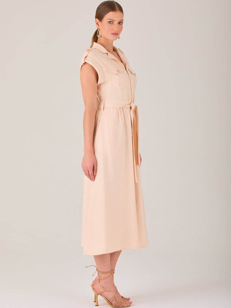 Diseño atemporal con carácter. Este vestido midi sin mangas combina estructura y feminidad con detalles utilitarios como bolsillos frontales, cierre metálico y solapas marcadas. El cinturón en la cintura permite ajustar la silueta, creando un look pulido ideal para la oficina, eventos casuales o estilismos urbanos con elegancia natural.

Detalles: