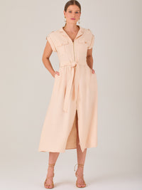 Diseño atemporal con carácter. Este vestido midi sin mangas combina estructura y feminidad con detalles utilitarios como bolsillos frontales, cierre metálico y solapas marcadas. El cinturón en la cintura permite ajustar la silueta, creando un look pulido ideal para la oficina, eventos casuales o estilismos urbanos con elegancia natural.

Detalles:
