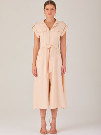 Diseño atemporal con carácter. Este vestido midi sin mangas combina estructura y feminidad con detalles utilitarios como bolsillos frontales, cierre metálico y solapas marcadas. El cinturón en la cintura permite ajustar la silueta, creando un look pulido ideal para la oficina, eventos casuales o estilismos urbanos con elegancia natural.

Detalles: