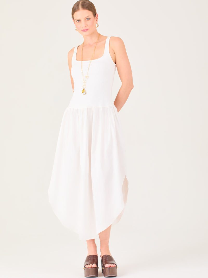 Vestido midi de líneas limpias con tirantes anchos y escote recto. Cuerpo suavemente entallado que cae a una cintura baja fruncida y una falda amplia con bajo redondeado asimétrico tipo pétalo. Una pieza fresca y sofisticada para elevar looks de día o de tarde

Detalles:

Color: Blanco

Material: 95% Poliéster 5% Elastómero 