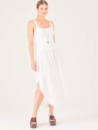 Vestido midi de líneas limpias con tirantes anchos y escote recto. Cuerpo suavemente entallado que cae a una cintura baja fruncida y una falda amplia con bajo redondeado asimétrico tipo pétalo. Una pieza fresca y sofisticada para elevar looks de día o de tarde

Detalles:

Color: Blanco

Material: 95% Poliéster 5% Elastómero 