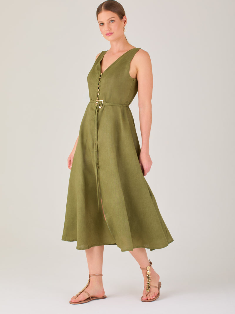 Vestido de corte midi, elegante, con botones frontales. Ideal para una ocasión especial.

Detalles:

Color: Olivo

Material: 100% Lino