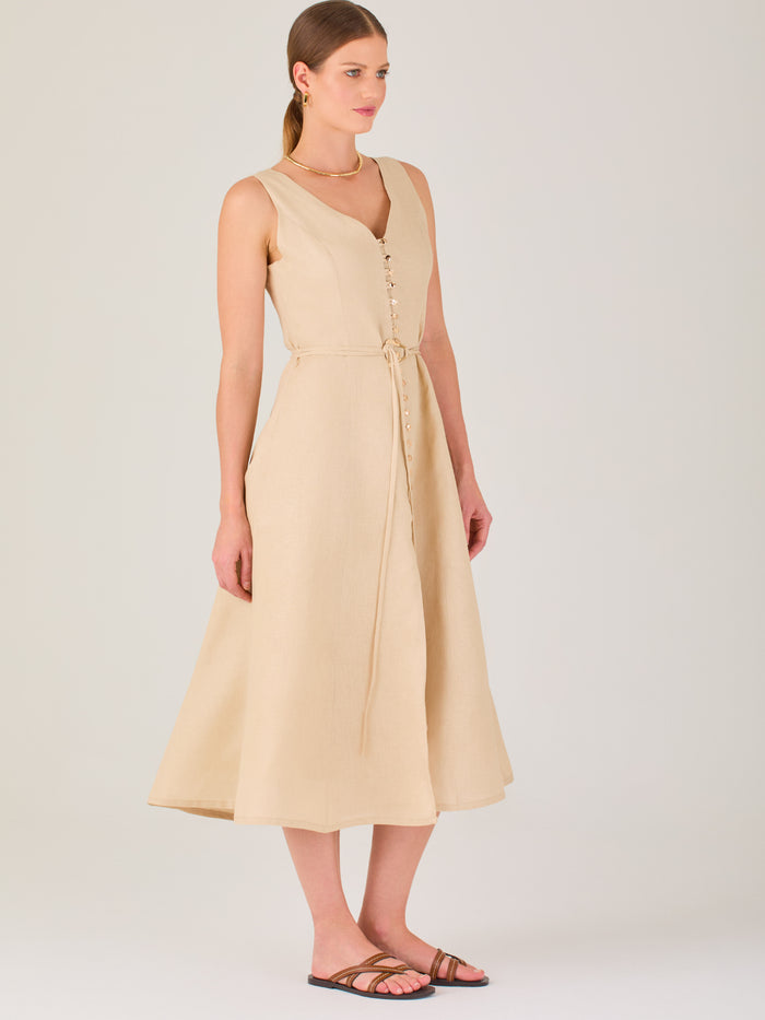 Vestido de corte midi, elegante, con botones frontales. Ideal para una ocasión especial.