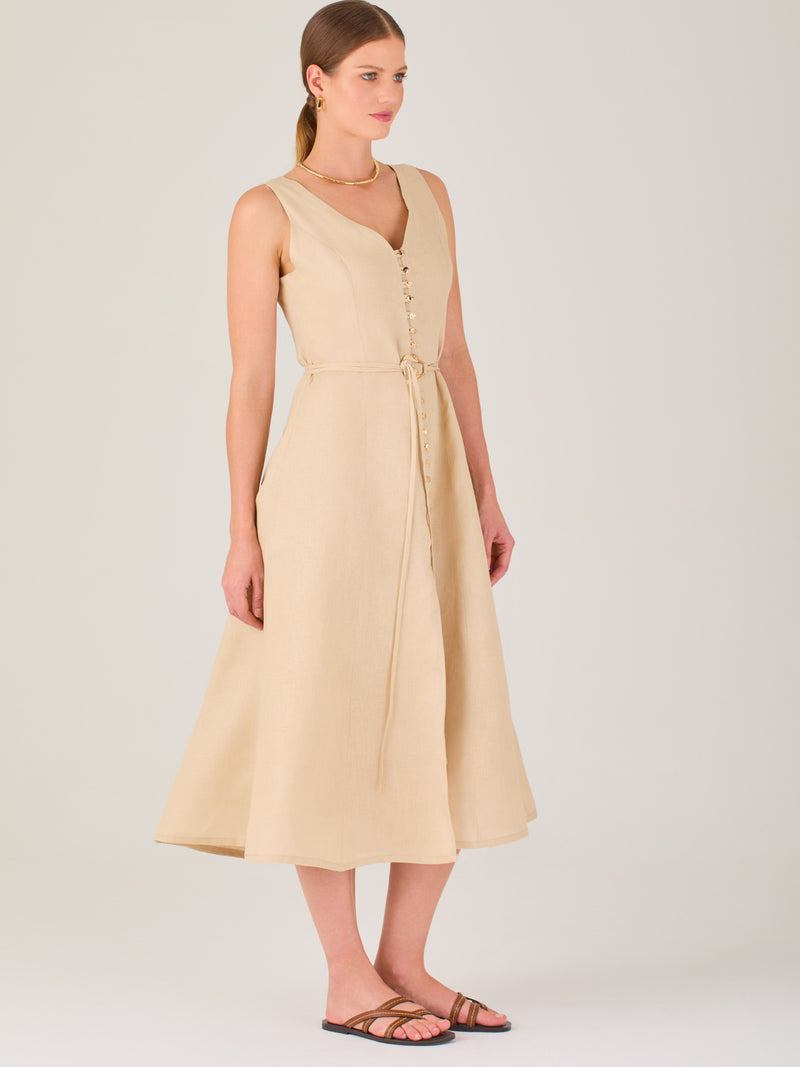 Vestido de corte midi, elegante, con botones frontales. Ideal para una ocasión especial.