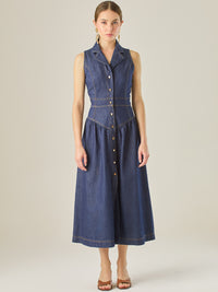 Con una silueta definida y detalles sastre, este vestido midi ofrece un estilo estructurado y femenino. El diseño sin mangas, cuello tipo blazer y costuras marcadas crean un look pulido y contemporáneo. Ideal para días casuales con elegancia o eventos informales donde la comodidad y el estilo se encuentran.
