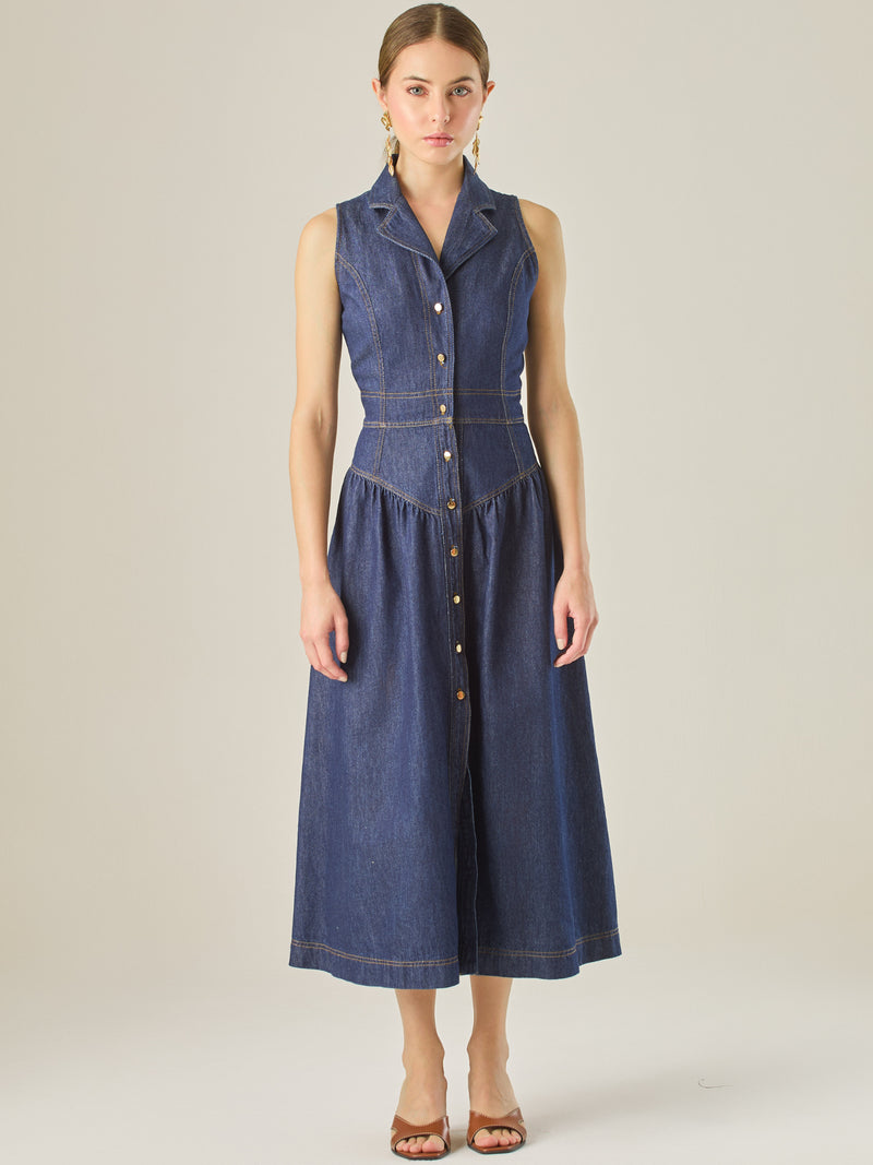 Con una silueta definida y detalles sastre, este vestido midi ofrece un estilo estructurado y femenino. El diseño sin mangas, cuello tipo blazer y costuras marcadas crean un look pulido y contemporáneo. Ideal para días casuales con elegancia o eventos informales donde la comodidad y el estilo se encuentran.