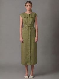 Descubre este vestido midi verde oliva con cinturón ajustable y bolsillos frontales, perfecto para un look elegante y moderno. Ideal para eventos casuales o para un estilo sofisticado en tu día a día.