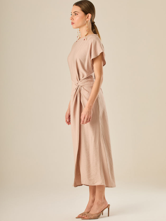 Vestido midi de silueta envolvente con nudo lateral y mangas cortas fluidas. Su diseño delicado y femenino crea un efecto favorecedor en la figura, ideal para un look elegante con frescura y sencillez natural.

Detalles:

Color:Sand

Material: 90% Rayon 10% Nylon