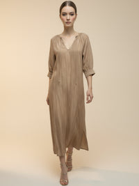 Vestido midi de tejido ligero, cuello en V con cordones y manga 3/4; silueta relajada tipo túnica con caída fluida y textura sutil—elegante y versátil de día a noche