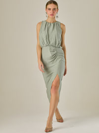 Vestido midi sin mangas con escote redondo y drapeado sutil en la cintura que favorece la silueta. Su tejido suave y caída elegante crean un look sofisticado y minimalista, perfecto para ocasiones que requieren un estilo refinado y actual.

Detalles:

Color: Verde

Material: 85% Rayon 15% Lino