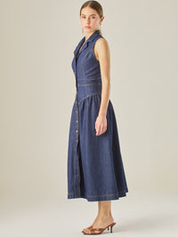 Con una silueta definida y detalles sastre, este vestido midi ofrece un estilo estructurado y femenino. El diseño sin mangas, cuello tipo blazer y costuras marcadas crean un look pulido y contemporáneo. Ideal para días casuales con elegancia o eventos informales donde la comodidad y el estilo se encuentran.