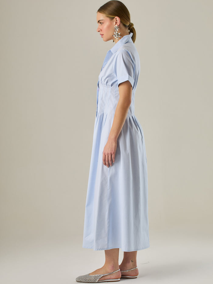 Vestido camisero midi con mangas cortas y falda amplia, ideal para un look elegante y relajado. Su diseño con pinzas en el busto realza la figura con sutileza, mientras que los botones al frente aportan un toque clásico y versátil.

Detalles:

Color: Baby blue