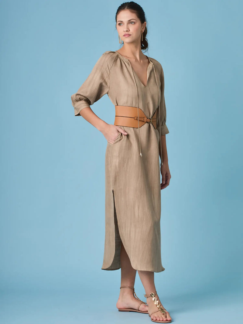 Vestido Spiaggia Café con escote en V y mangas amplias para un estilo moderno y cómodo.