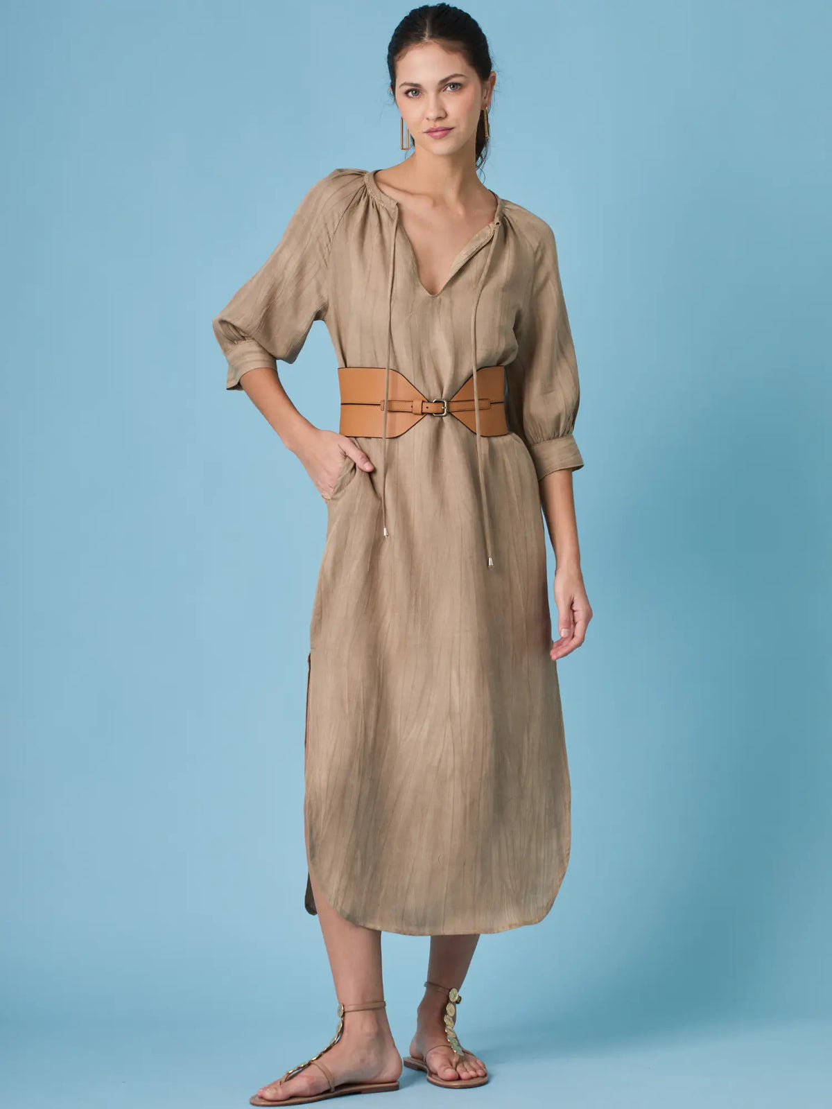 Vestido Spiaggia Café midi con textura ligera y silueta relajada perfecto para días cálidos y verano.