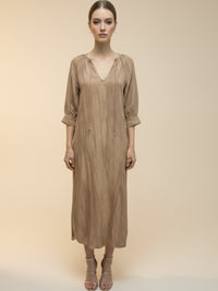 Vestido midi de tejido ligero, cuello en V con cordones y manga 3/4; silueta relajada tipo túnica con caída fluida y textura sutil—elegante y versátil de día a noche