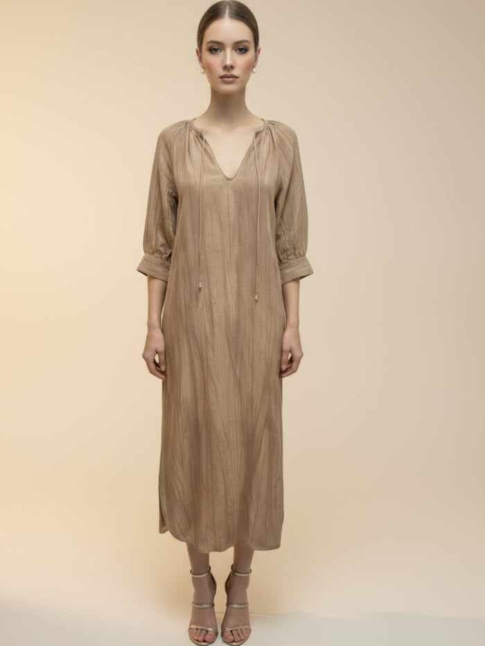 Vestido midi de tejido ligero, cuello en V con cordones y manga 3/4; silueta relajada tipo túnica con caída fluida y textura sutil—elegante y versátil de día a noche