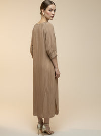 Vestido midi de tejido ligero, cuello en V con cordones y manga 3/4; silueta relajada tipo túnica con caída fluida y textura sutil—elegante y versátil de día a noche