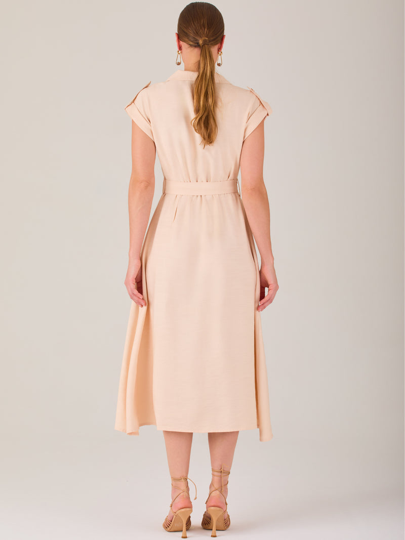 Diseño atemporal con carácter. Este vestido midi sin mangas combina estructura y feminidad con detalles utilitarios como bolsillos frontales, cierre metálico y solapas marcadas. El cinturón en la cintura permite ajustar la silueta, creando un look pulido ideal para la oficina, eventos casuales o estilismos urbanos con elegancia natural.

Detalles: