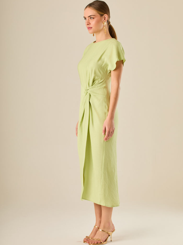 Vestido midi de silueta envolvente con nudo lateral y mangas cortas fluidas. Su diseño delicado y femenino crea un efecto favorecedor en la figura, ideal para un look elegante con frescura y sencillez natural.

Detalles:

Color: Verde

Material: 90% Rayon 10% Nylon